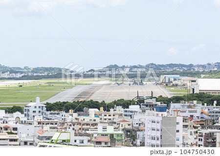普天間基地と街 104750430