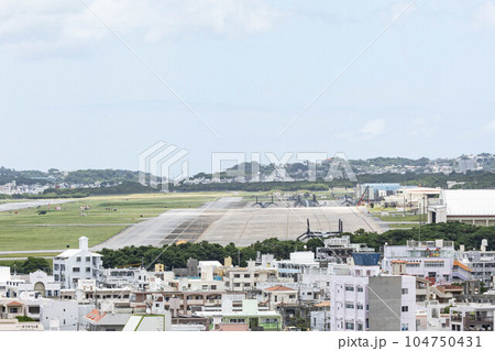 普天間基地と街 104750431
