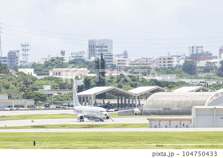 嘉手納基地滑走路と米軍機 104750433