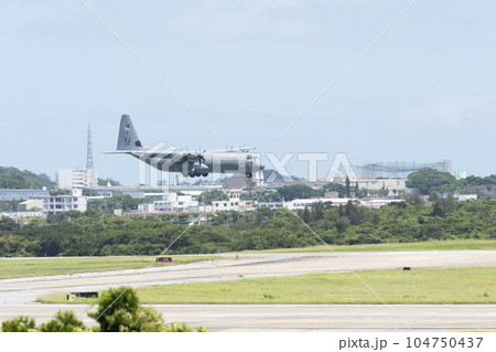 嘉手納基地滑走路と米軍機 嘉手納基地滑走路と米軍機 104750437