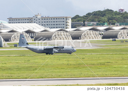嘉手納基地滑走路と米軍機 嘉手納基地滑走路と米軍機 104750438