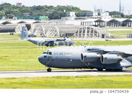 嘉手納基地滑走路と米軍機 嘉手納基地滑走路と米軍機 104750439