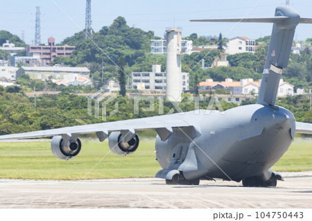 嘉手納基地滑走路と米軍機 104750443