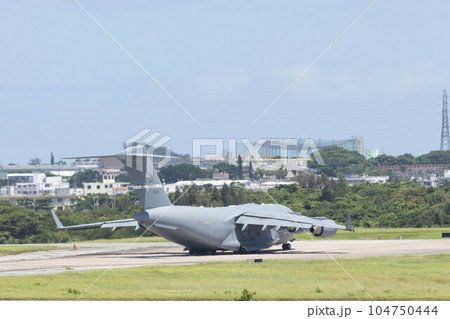 嘉手納基地滑走路と米軍機 嘉手納基地滑走路と米軍機 104750444