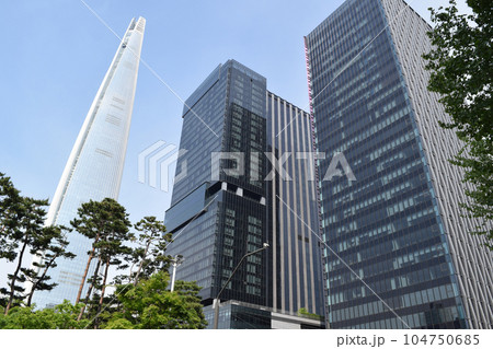 韓国・ソウル松坡区 蚕室(チャムシル)の高層ビル群 韓国・ソウル松坡区 蚕室(チャムシル)の高層ビル群 104750685