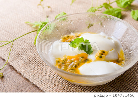 パッションフルーツのデザート 104751456