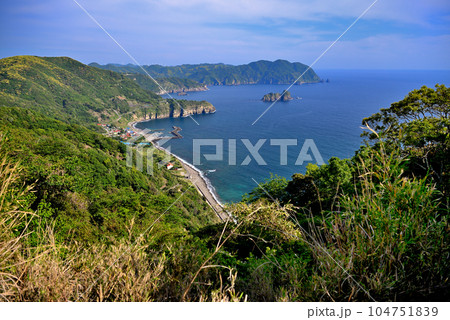 伊豆半島・南伊豆・波勝崎の道中にある伊浜喚声台からの美しい伊豆の海岸線の眺め・静岡県南伊豆町(3) 伊豆半島・南伊豆・波勝崎の道中にある伊浜喚声台からの美しい伊豆の海岸線の眺め・静岡県南伊豆町(3) 104751839