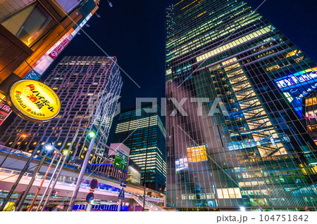 日本の東京都市景観 渋谷駅前から桜丘口再開発のビルなど“東急村”の超高層ビル群を望む＝7月2日 104751842