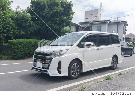 ワンボックスカー ミニバン 道路走行中 ワンボックスカー ミニバン 道路走行中 104752518