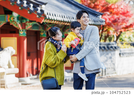 秋の紅葉を楽しむ家族旅行イメージ 秋の紅葉を楽しむ家族旅行イメージ 104752523