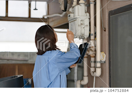 作業服の女性　点検　検針 104752884