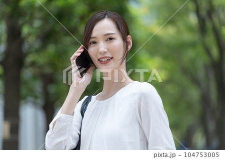 ビジネス 女性 スマートフォン ビジネス 女性 スマートフォン 104753005