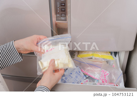 【冷凍室からバターを出す主婦】 104753121