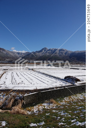 冬の長野県埴科郡坂城町と大峰山&虚空蔵山の霧氷に覆われた木々 冬の長野県埴科郡坂城町と大峰山&虚空蔵山の霧氷に覆われた木々 104753649