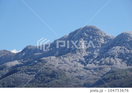 冬の長野県埴科郡坂城町と大峰山&虚空蔵山の霧氷に覆われた木々 104753676