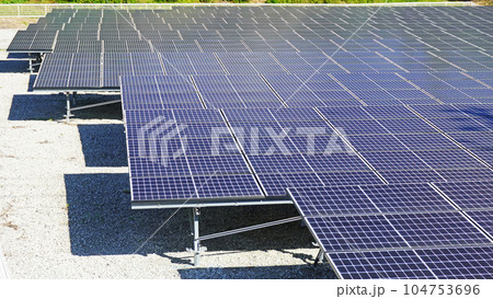 太陽光パネルのある風景（空き地に設置されたソーラーパネル） 104753696