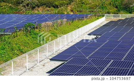 太陽光パネルのある風景（空き地に設置されたソーラーパネル） 104753697
