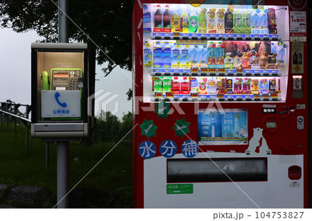 公衆電話と自動販売機 104753827
