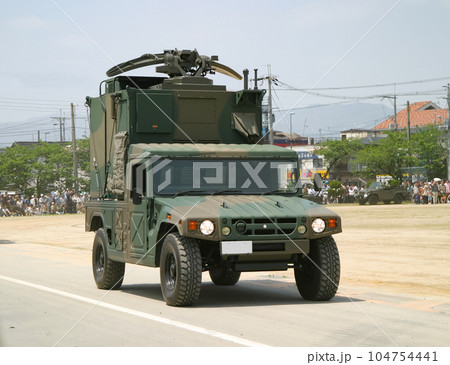 行進する陸上自衛隊の通信車両 104754441