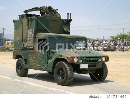 行進する陸上自衛隊の通信車両 104754442