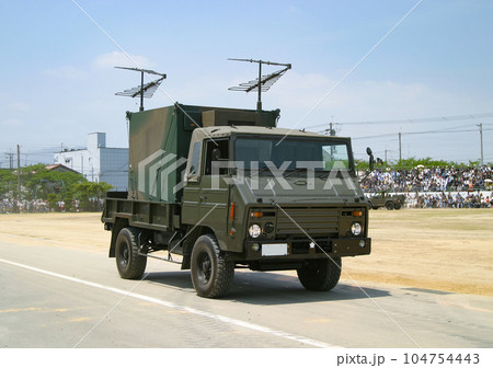 行進する陸上自衛隊の通信車両 104754443