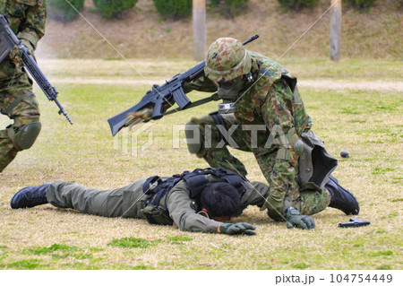 訓練展示を行う陸上自衛隊員 訓練展示を行う陸上自衛隊員 104754449