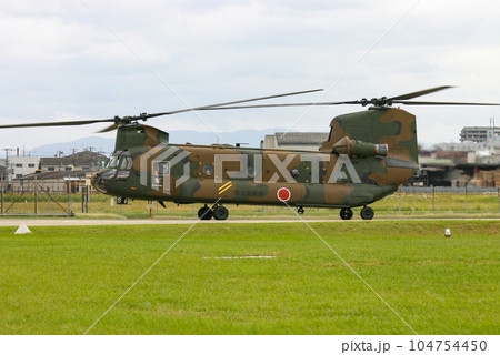 離陸準備をする陸上自衛隊のヘリコプターCH-47J 離陸準備をする陸上自衛隊のヘリコプターCH-47J 104754450