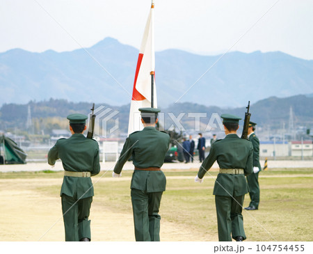 行進する陸上自衛隊の旗手と旗衛隊員 行進する陸上自衛隊の旗手と旗衛隊員 104754455