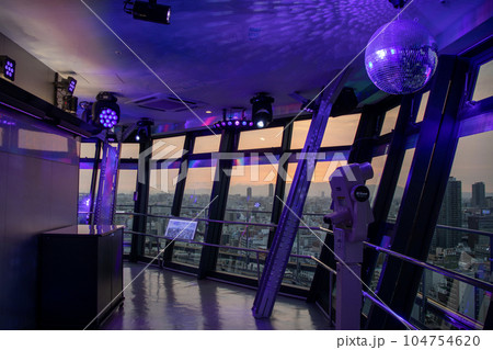 通天閣の展望台の天井に取り付けられたミラーボール（2020年6月9日撮影） 104754620