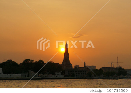 Sunset at Wat Arun, Bangkok, Thailand 104755509