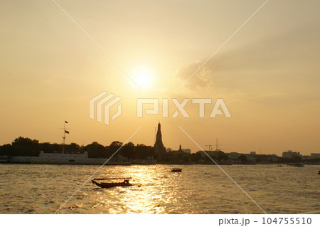 タイ王国バンコクのチャオプラヤー川沿いの寺院「ワット・アルン」の夕景 104755510