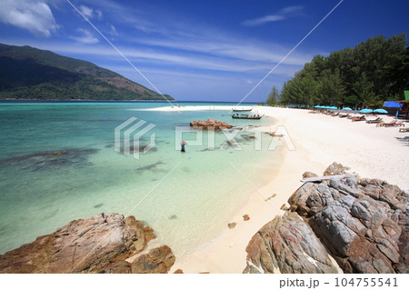Foreign man on turquoise andaman sea and beach of Ko Lipe 104755541