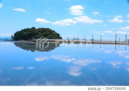 夏の空と竹島のリフレクション 104756048