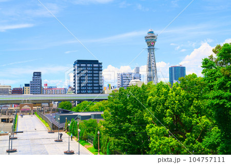 【大阪府】7月・緑に囲まれた天王寺駅周辺の風景 【大阪府】7月・緑に囲まれた天王寺駅周辺の風景 104757111