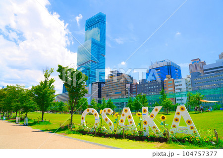 【大阪府】7月・青空の大都市、天王寺駅前の風景 104757377