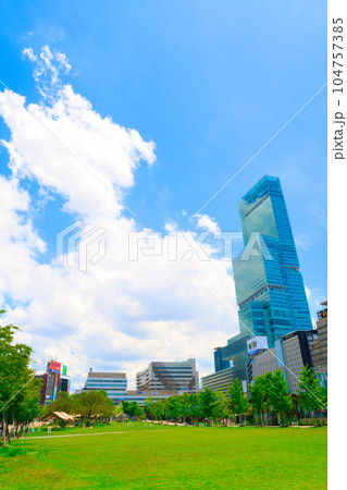 【大阪府】7月・青空の大都市、天王寺駅前の風景 104757385