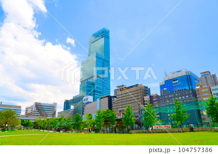 【大阪府】7月・青空の大都市、天王寺駅前の風景 【大阪府】7月・青空の大都市、天王寺駅前の風景 104757386