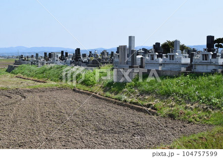 水田の中にある墓地 104757599
