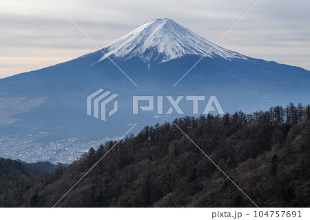 三ツ峠山からみた富士山 104757691