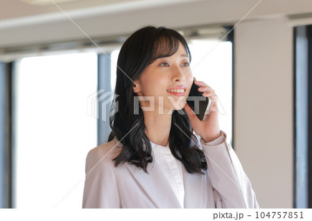 電話するロングヘアのビジネスウーマン_1 104757851