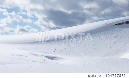 鳥取砂丘の雪景色 鳥取砂丘の雪景色 104757875