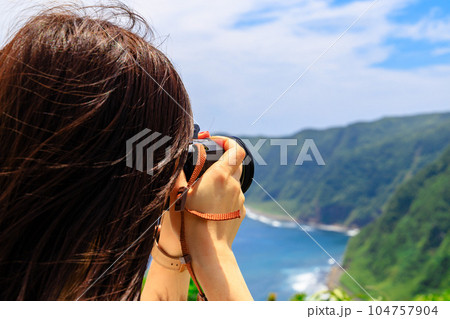 展望台からの景色の写真を撮る女性 展望台からの景色の写真を撮る女性 104757904