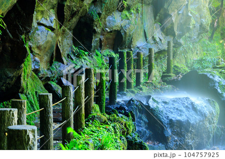 八丈島の裏見ヶ滝 八丈島の裏見ヶ滝 104757925