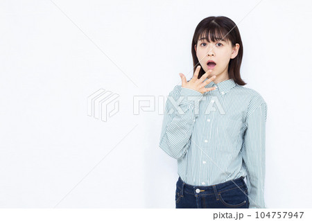 白い背景の前でビックリしている30代の女性 104757947
