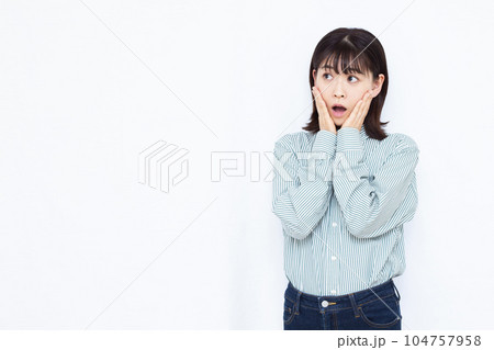 白い背景の前でビックリしている30代の女性 白い背景の前でビックリしている30代の女性 104757958