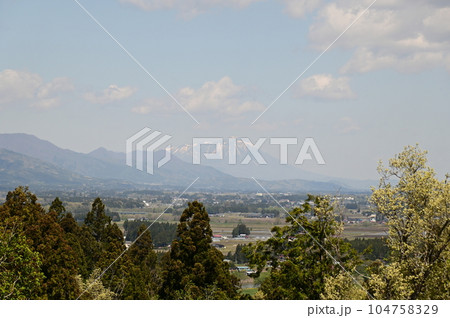 新緑に包まれた宮沢賢治記念館と周辺施設 新緑に包まれた宮沢賢治記念館と周辺施設 104758329
