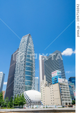 「東京都」新宿駅西口前の都市風景 「東京都」新宿駅西口前の都市風景 104758842