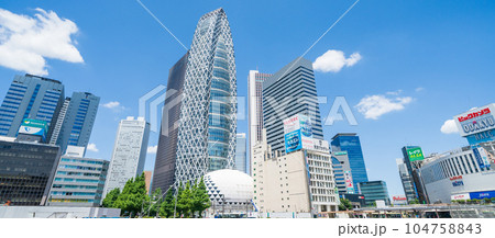 「東京都」新宿駅西口前の都市風景 「東京都」新宿駅西口前の都市風景 104758843