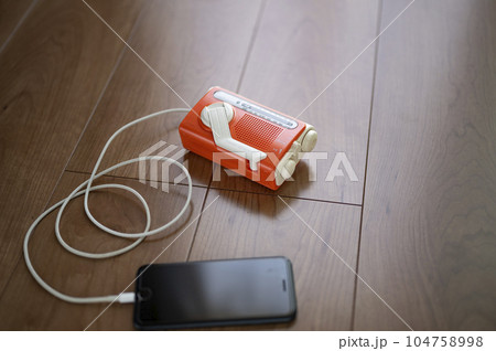 防災ラジオからスマホに充電 104758998