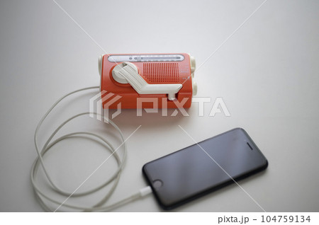 防災ラジオからスマホに充電 104759134